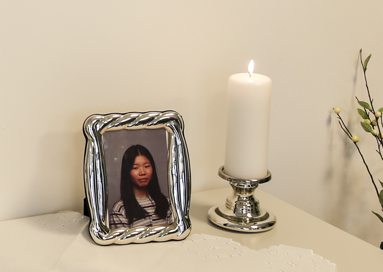 Sandvika 20190813. Sandvika videregående skole holder åpent tirsdag for å minnes Johanne Zhangjia Ihle-Hansen som ble skutt og drept lørdag. (Foto: Vidar Ruud/NTB.)