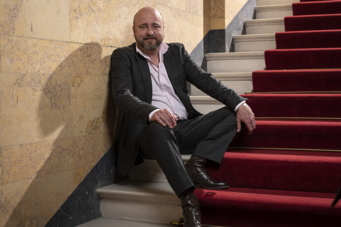 Kristian Seltun er en norsk dramaturg og sjef på Nationaltheatret. Seltun kommer fra stillingene som kunstnerisk leder ved Avant garden i Trondheim (1998–2001) og teatersjef ved Black Box teater i Oslo (2001–2009). Fra 2010 til 2018 var han teatersjef ved Trøndelag teater. (Foto: Øyvind Eide.)