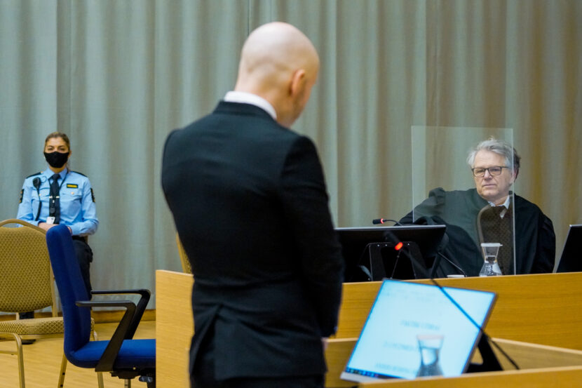 Rettsbehandling av terrordømte Anders Behring Breiviks krav om prøveløslatelse Skien 20220119. Terrordømte Anders Behring Breivik og forsvarer Øystein Storrvik i den provisoriske rettssalen i Skien fengsel andre dag av rettssaken der han begjærer seg prøveløslatt. Saken behandles av Telemark tingrett. Massedrapsmannen Anders Behring Breivik, som nå kaller seg Fjotolf Hansen, ble året etter terrorangrepene mot Oslo og Utøya 22. juli 2011, dømt til 21 års forvaring med en minstetid på 10 år. 77 mennesker mistet livet i angrepene. (Foto: Ole Berg-Rusten/NTB.)