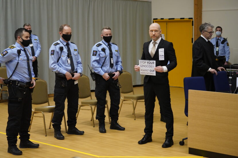 Skien 20220118. Terrordømte Anders Behring Breivik ankommer den provisoriske rettssalen i Skien fengsel første dag av rettssaken der han krever seg prøveløslatt.Saken behandles av Telemark tingrett. Massedrapsmannen Anders Behring Breivik, som nå kaller seg Fjotolf Hansen, ble året etter terrorangrepene mot Oslo og Utøya 22. juli 2011, dømt til 21 års forvaring med en minstetid på 10 år. 77 mennesker mistet livet i angrepene. (Foto: Ole Berg-Rusten/NTB/Pool.)