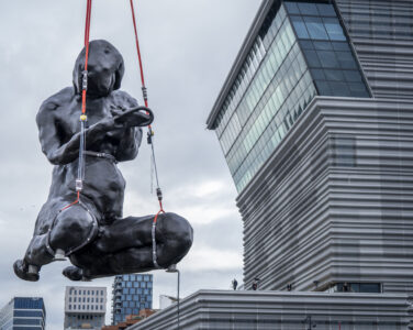 Skulpturen Moren løftes på plass fra Sukkerbiten i Bjørvika i Oslo over Akerselva til den lille hagen utenfor Munch-museet MUNCH. Det ni meter høye kunstverket er laget av Tracey Emin og heter The Mother på engelsk. (Foto: Heiko Junge/NTB.)