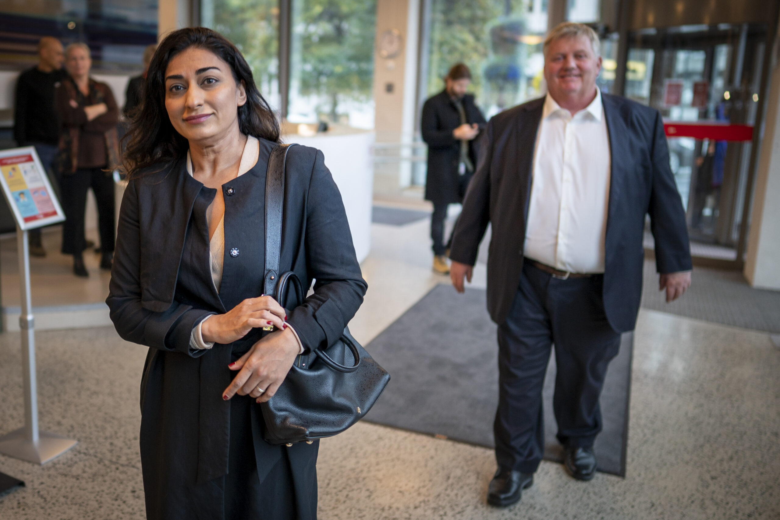 Shabana Rehman på vei til pressekonferanse for stiftelsen Født fri i forbindelse med Imdis granskning, 6. oktober 2020.