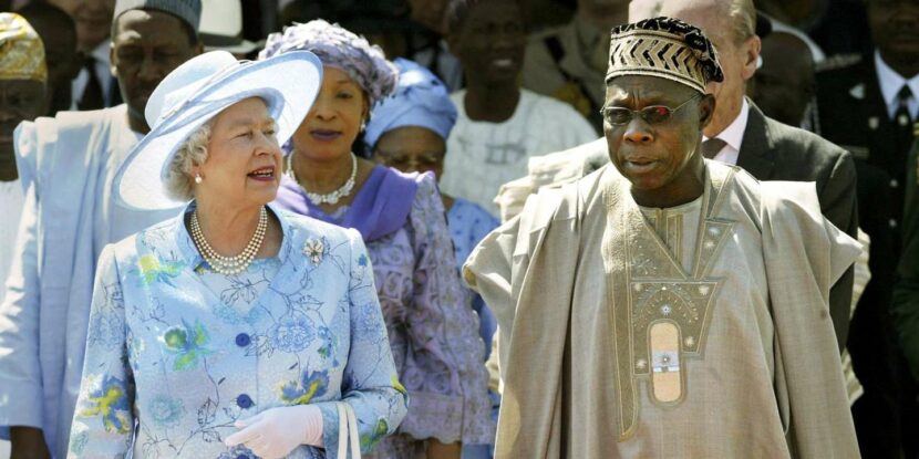 Queen Elizabeth II and Nigerian President Olusegun Obasanjo in Abuja, December 6, 2003. BEN CURTIS / AFP