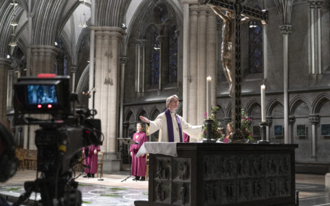 Andreas Hilmo Grandy-Teig, sogneprest i Nidaros domkirke under en tv-sendt gudstjeneste under pandemien. (Foto: Gorm Kallestad/NTB.)