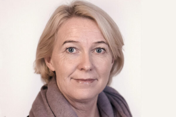 Kristin Berge holder kulturminister Lubna Jaffery i tøylene. (Foto: Kulturdepartementet.)