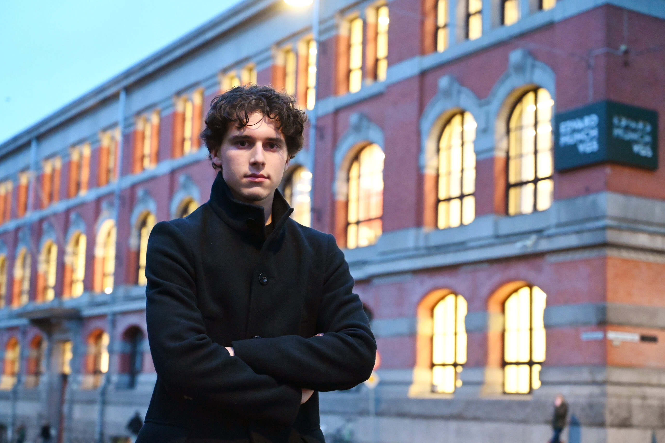 Eivind Nejad-Trondsen uten for Munch vgs i Oslo (Foto: Aurora Henni Krogh.)