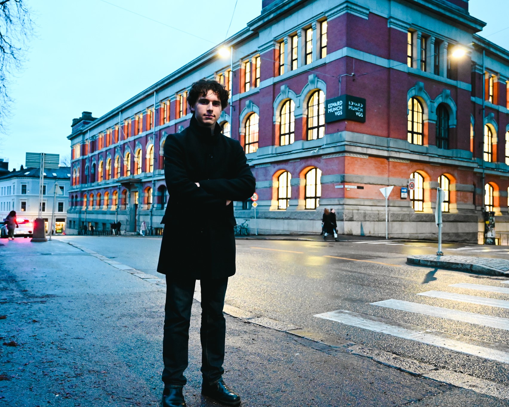 Eivind Nejad-Trondsen uten for Munch videregående i Oslo (Foto: Aurora Henni Krogh.)
