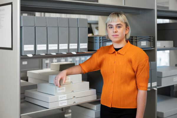 International library of fashion research med direktør Elise By Olsen. (Foto: Ina Wesenberg, Nasjonalmuseet.)