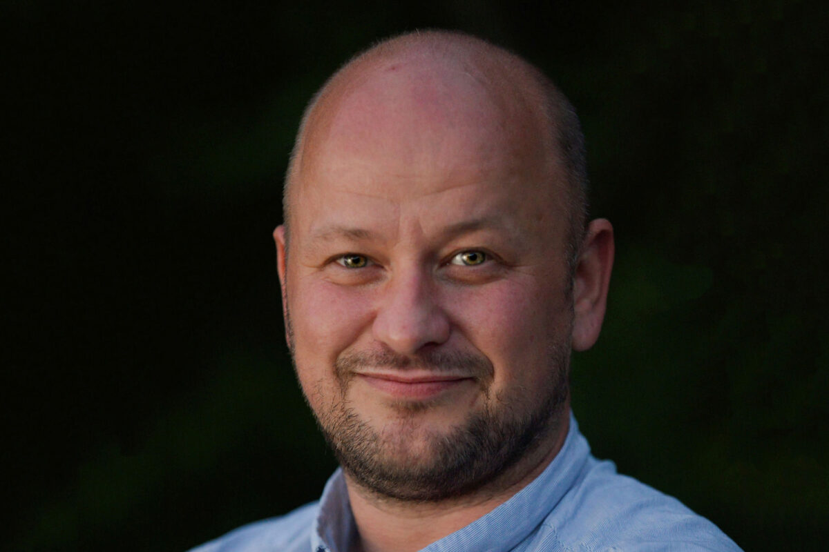 Mikael Scott Bjerkeli i Harry Benjamin ressurssenter (HBRS). (Foto: Ole Kristian Bjerkeli.)