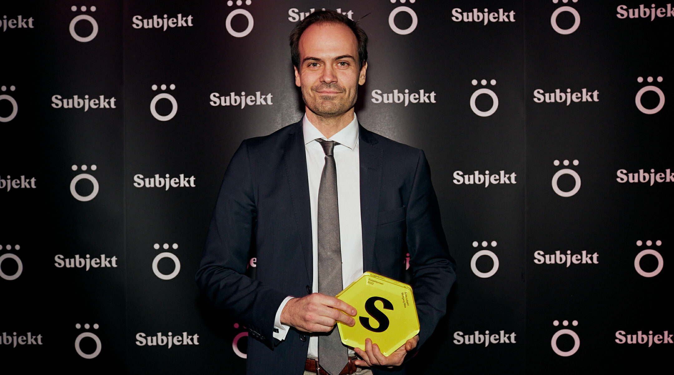 Wolfgang Wee vant Subjekts hederspris Årets Subjekt under Subjektprisen 2022. (Foto: Helge Brekke.)