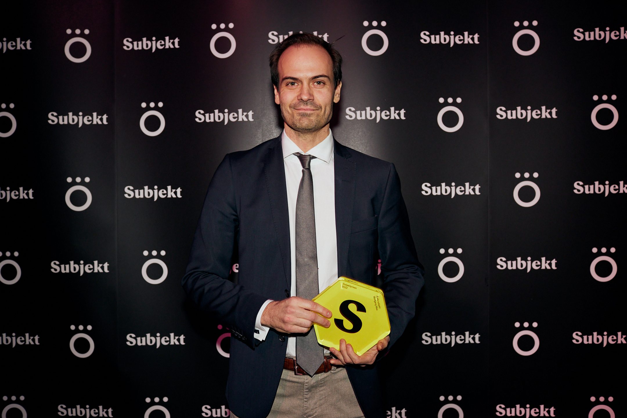 Wolfgang Wee vant Subjekts hederspris Årets Subjekt under Subjektprisen 2022. (Foto: Helge Brekke.)
