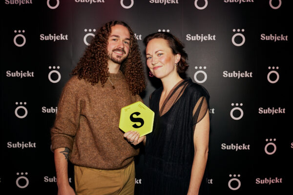 Maria Katarina Michelsen og Marius Nakken Larsen i Hos Arne som vant Årets visningsrom under Subjektprisen 2022. (Foto: Helge Brekke.)