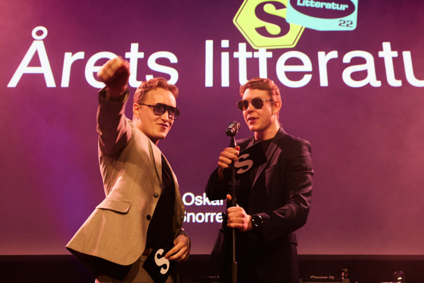 Tiktokerne Oskar Westerlin og Snorre Klanderud delte ut Årets litteratur med 110 prisen selvtillit. (Foto: Helge Brekke.) 