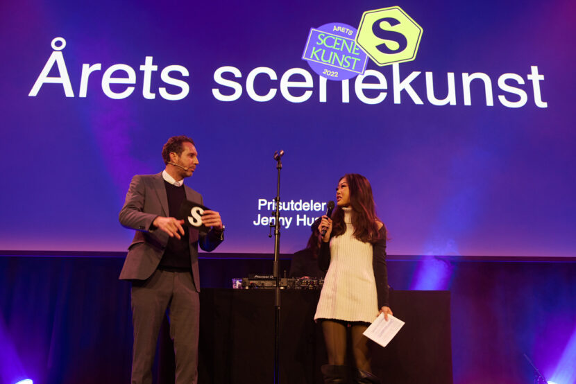 Jenny Huse delte ut prisen for Årets scenekunst. Hun sier selv at hun gjerne liker å lage drama, men mest på IG-live. (foto: Helge Brekke.)