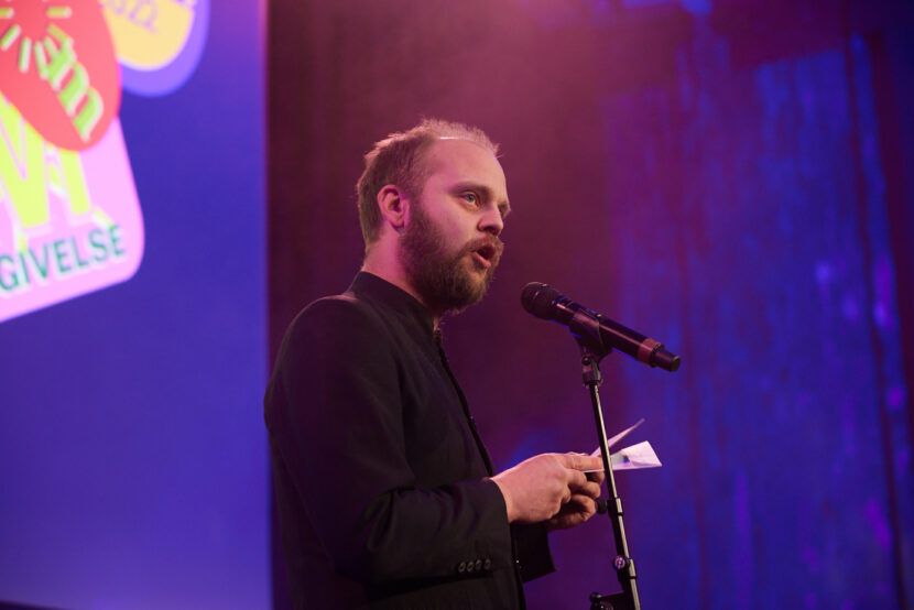 Mimir Kristjansson delte ut prisen til Årets film og TV. (Foto: Helge Brekke.) 