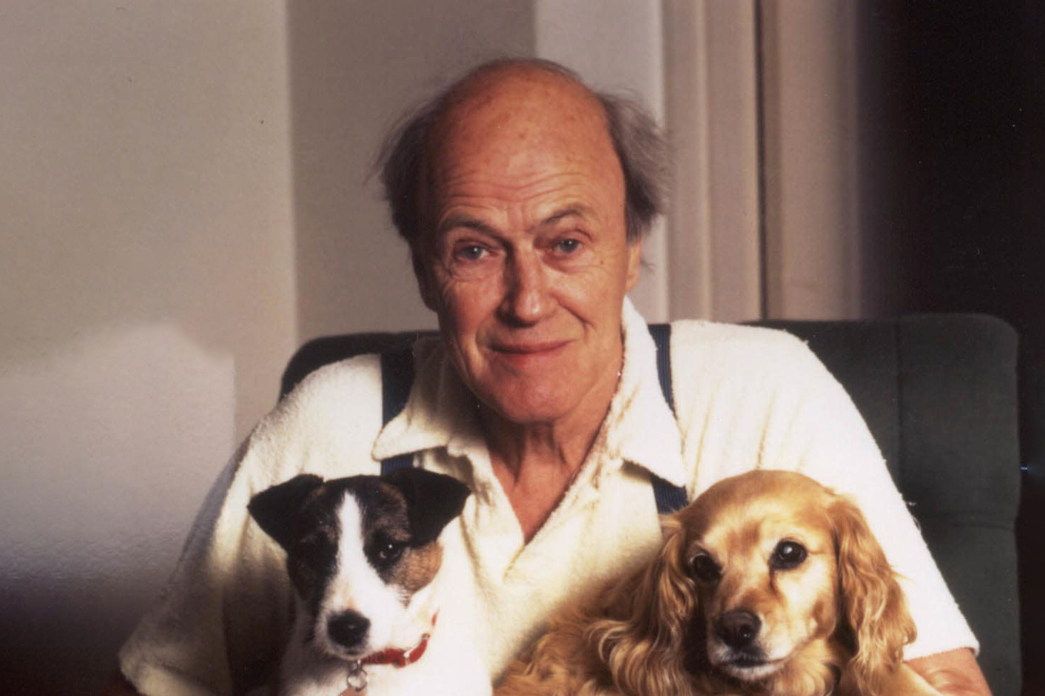 Den norsk-britiske forfatteren Roald Dahl med to hunder. (Foto: PA.)