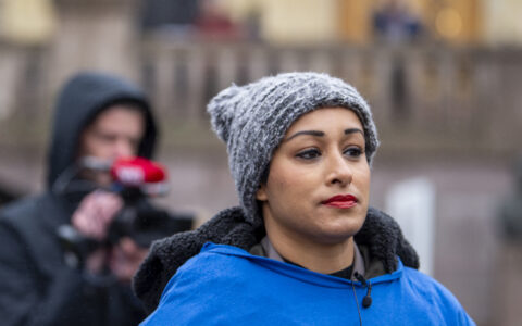 Oppsagte SAS-ansatte demonstrerer i Norge foran Stortinget på Eidsvolls plass. 2.200 skandinaviske SAS-ansatte ble oppsagt fra SAS som følge av koronapandemien. Karbinansatt i SAS, Sofia Rana, holdt en av appellerna under demonstrasjonen. (Foto: Annika Byrde/NTB.)