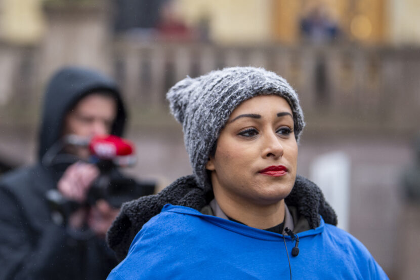 Oppsagte SAS-ansatte demonstrerer i Norge foran Stortinget på Eidsvolls plass. 2.200 skandinaviske SAS-ansatte ble oppsagt fra SAS som følge av koronapandemien. Karbinansatt i SAS, Sofia Rana, holdt en av appellerna under demonstrasjonen. (Foto: Annika Byrde/NTB.)