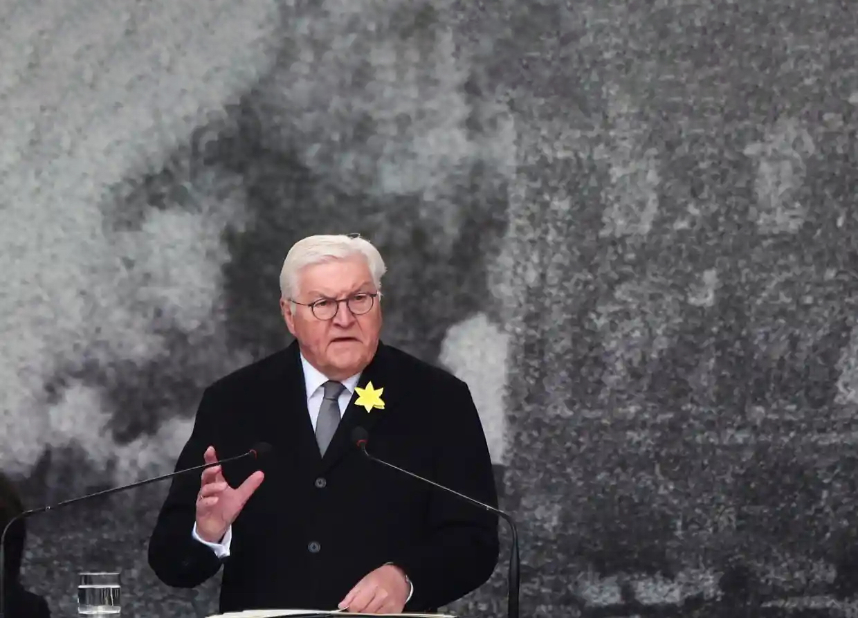 Tysklands forbunddspresident Frank-Walter Steinmeier ber om tilgivelse på åttiårsdagen for opprørene i Warszawa-ghettoen. (Foto: Kacper Pempel/Reuters.) 1 25:18