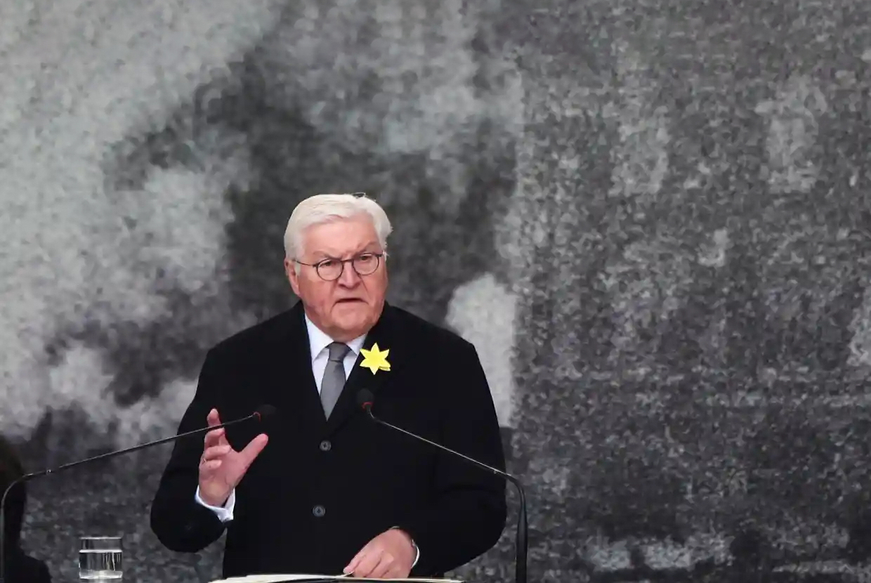 Tysklands forbunddspresident Frank-Walter Steinmeier ber om tilgivelse på åttiårsdagen for opprørene i Warszawa-ghettoen. (Foto: Kacper Pempel/Reuters.) 2 3:2