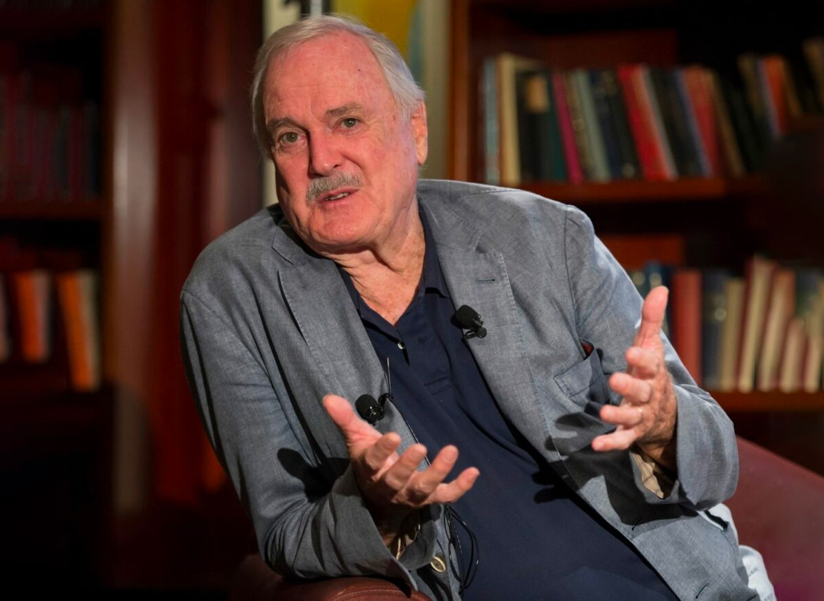 John Cleese, kjent fra Monty Python, vil ikke fjerne transkvinnen Loretta fra «Life of Brian». (Foto: Pkbnews.) 1 25:18