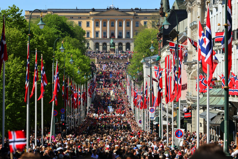 Oslo 20220517. Karl Johan er fylt opp av folk mens 17.mai toget går opp til Slottet. (Foto: Ørn E. Borgen/NTB.)