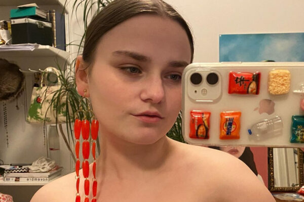 Kunstner og designer Sara Skogøy. (Foto: Instagram/Sara Skogøy.)