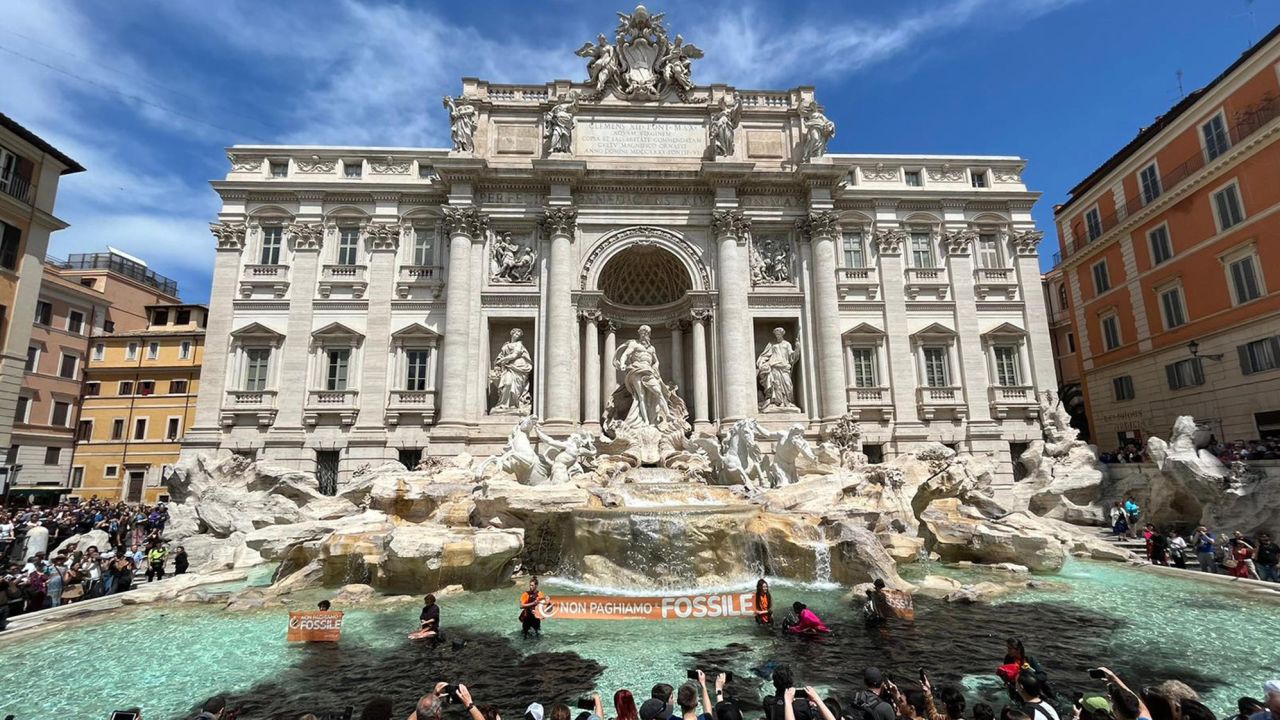 Trevi-fontenen angrepet av klimaaktivister. (Foto: Giulia Marrazzo.)