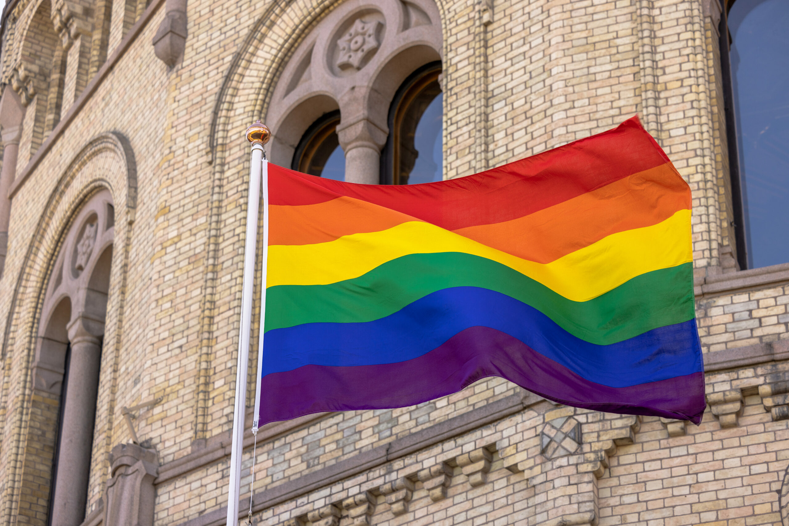 Ved markering av Pride 18. juni 2022 ble regnbueflagget heist foran Stortinget. (Foto: Morten Brakestad/Stortinget.)