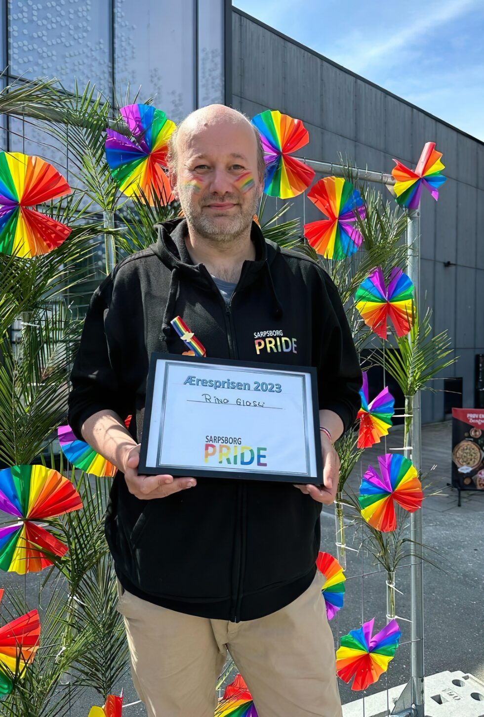 Leder for Sarpsborg Pride, Rino Glosli, fikk hederspris under Sarpsborg Pride 2023. Siden har han ikke latt høre fra seg. (Skjermdump: Instagram.)