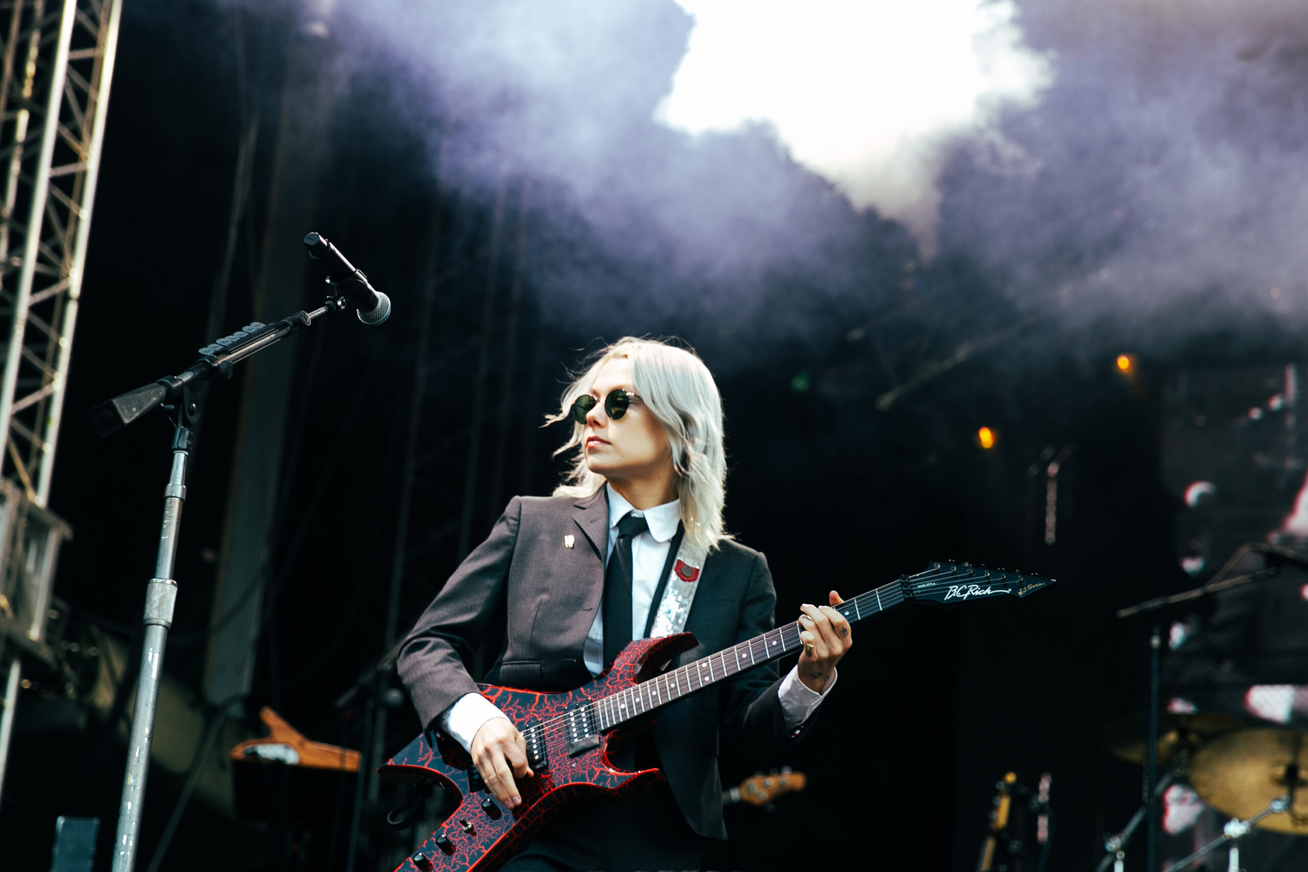 Phoebe Bridgers på scenen med Boygenius under Øyafestivalen i Oslo. (Foto: Aurora Henni Krogh.)