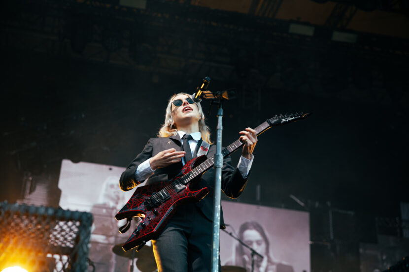 Phoebe Bridgers på scenen med Boygenius under Øyafestivalen i Oslo. (Foto: Aurora Henni Krogh.)