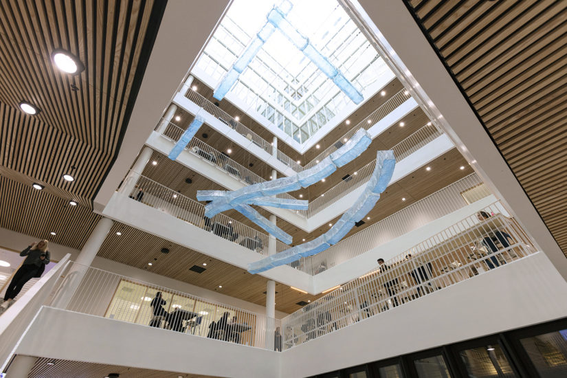 Verket «Queens of the Tear Duct» av Tiril Hasselknippe, Koro-prosjekt for Domus juridica, Det juridiske fakultet, Universitetet i Oslo. (Foto: Werner Zellien.)