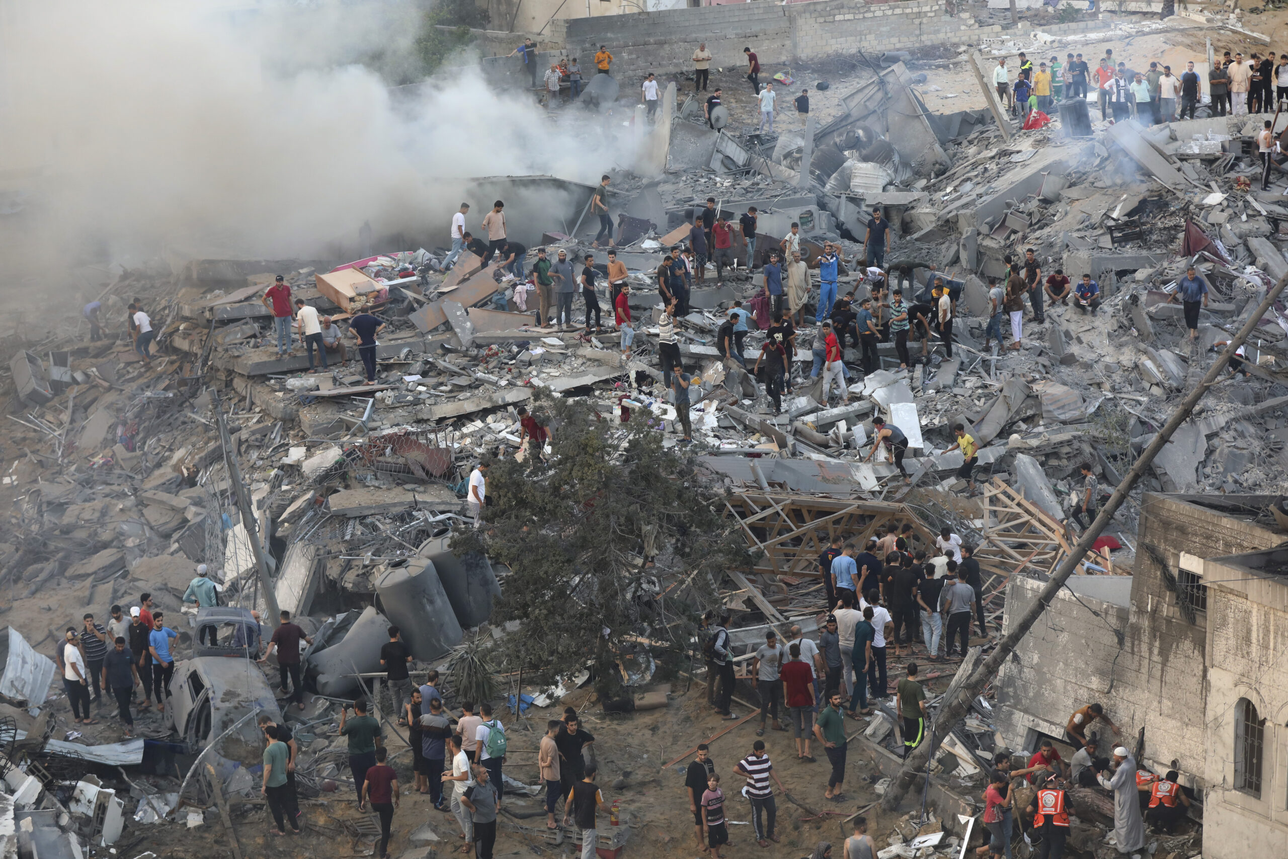 Palestinere inspiserer skadene på ødelagte bygninger etter israelske luftangrep på Gaza by. (Foto: AP Photo/Abed Khaled.)