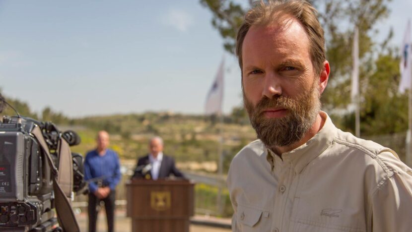 Sigurd Falkenberg Mikkelsen på en reportasjetur til Jerusalem. I bakgrunnen Israels statsminister Benjamin Netanyahu. (Foto: Presse/NRK.)