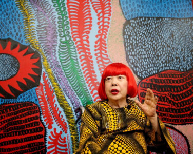 Billedkunstner Yayoi Kusama snakker med pressen i sitt atelier i Tokyo. (Foto: Reuters.) 1 25:18