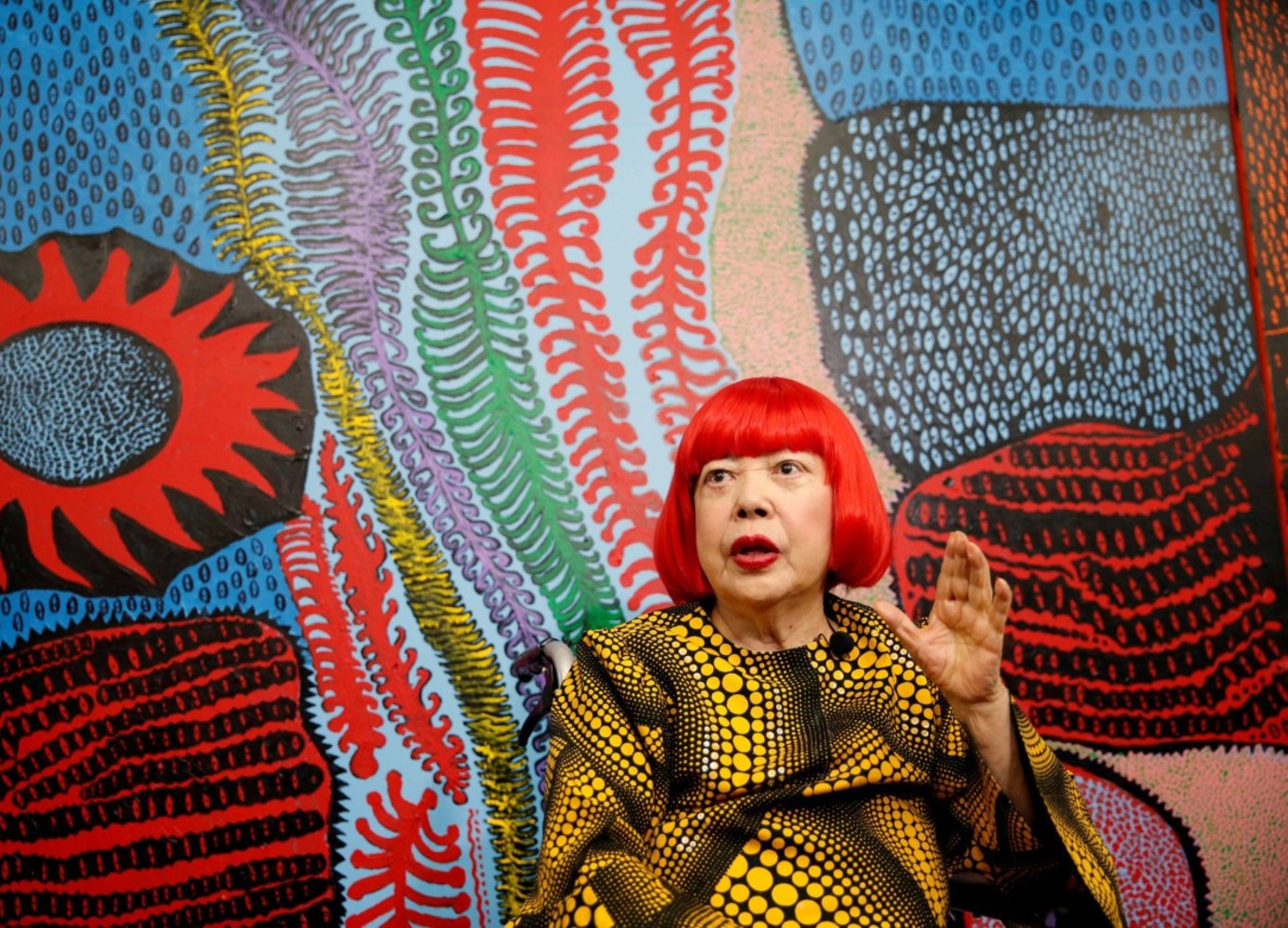 Billedkunstner Yayoi Kusama snakker med pressen i sitt atelier i Tokyo. (Foto: Reuters.) 1 25:18