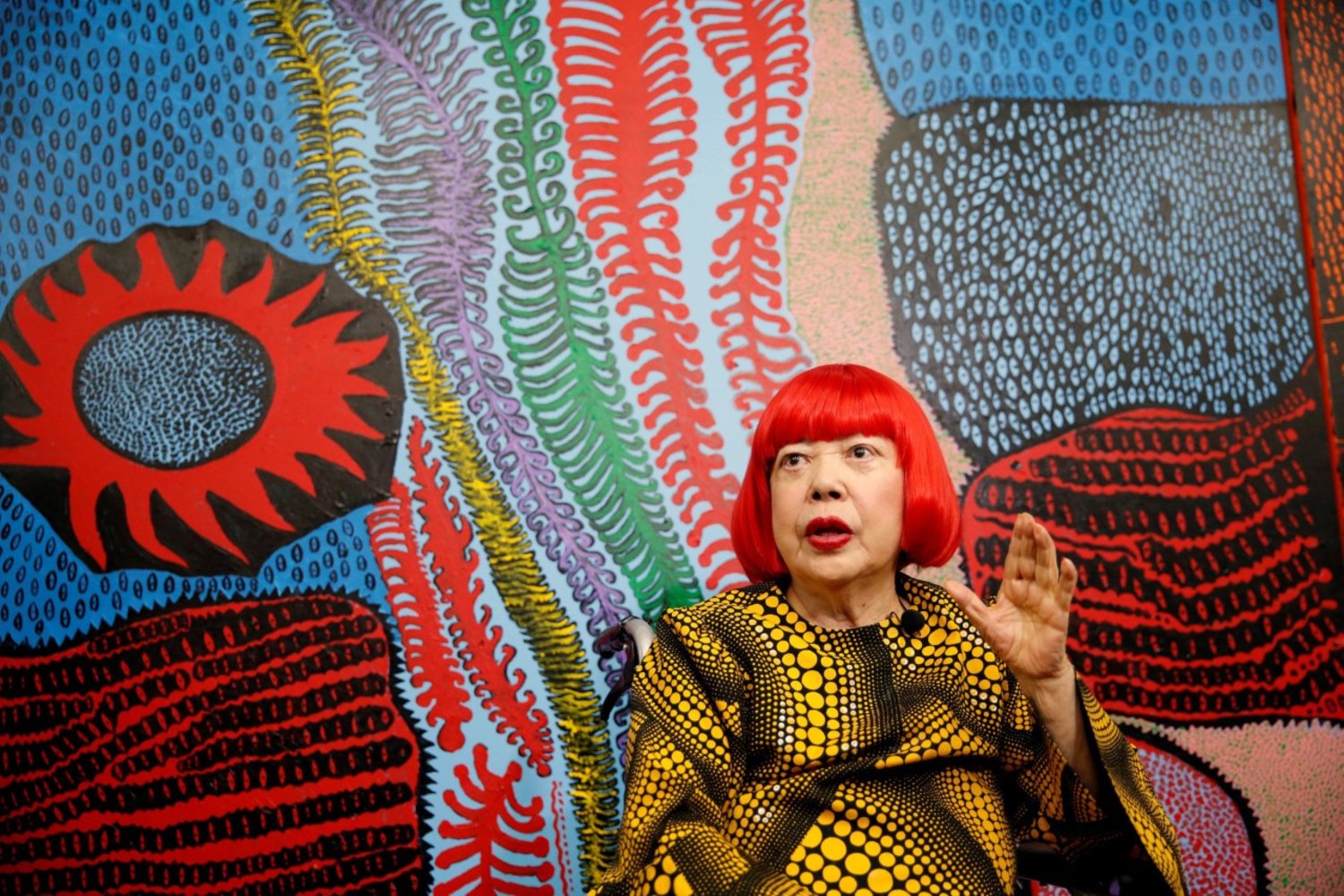 Billedkunstner Yayoi Kusama snakker med pressen i sitt atelier i Tokyo. (Foto: Reuters.) 2 3:2