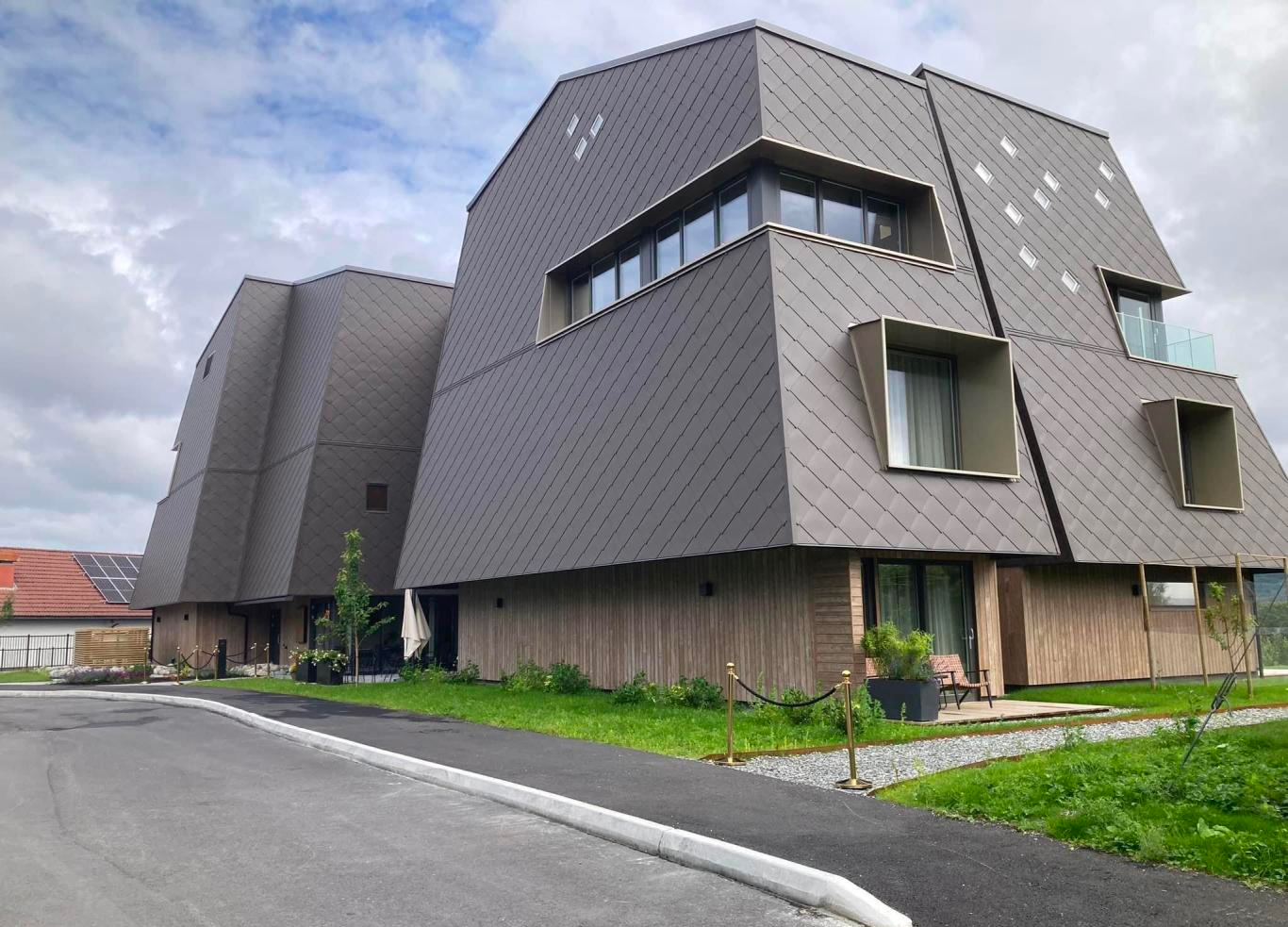 Beckerwyc House i Bekkjarvik i Vestland blir sammenlignet med det såkalte «Darth Vader-huset» på Sankthanshaugen i Oslo. Det er blant de nominerte til prisen for årets styggeste nybygg, som deles ut av Arkitekturopprøret. (Foto: Presse.)