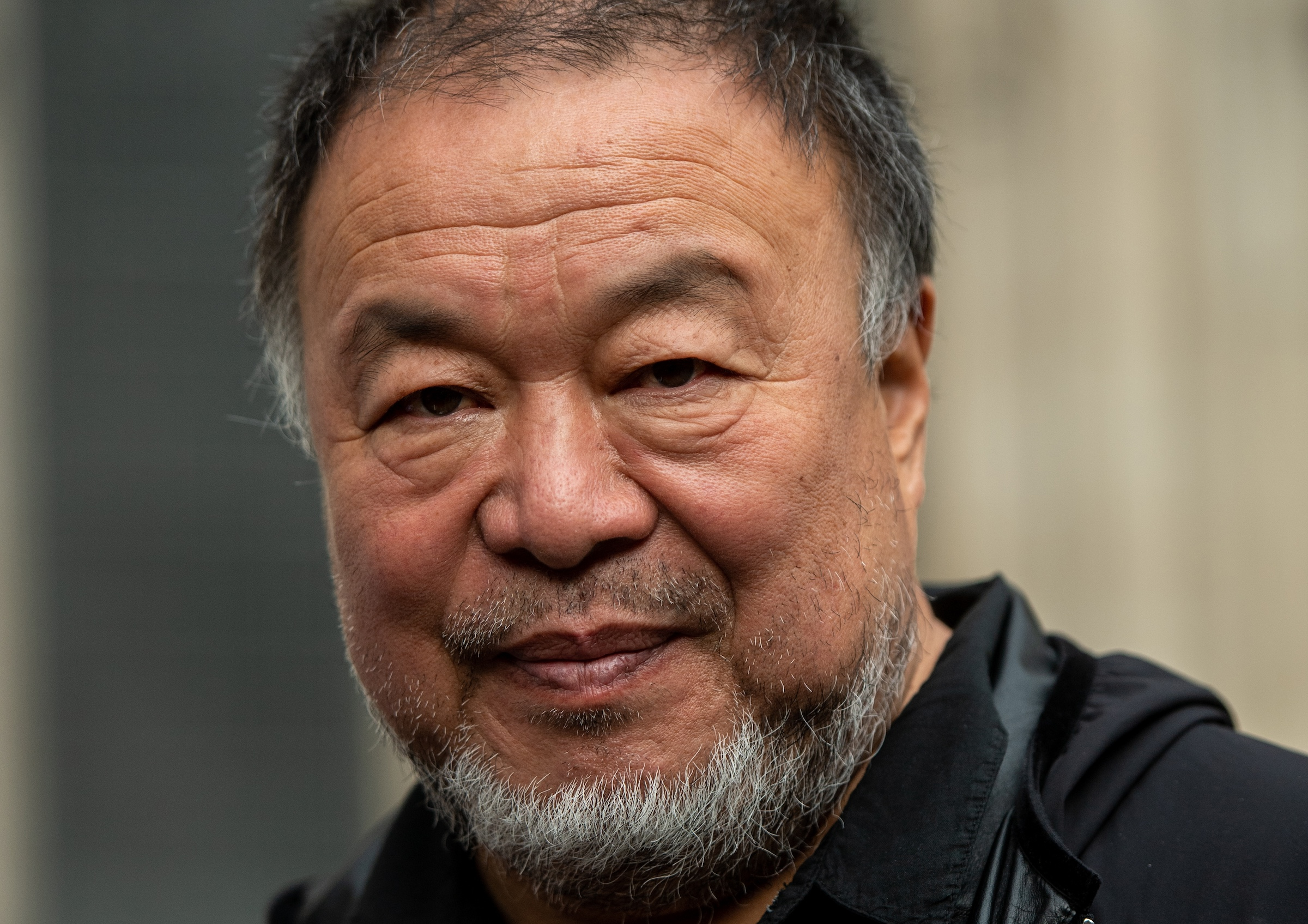Kunstner og dissident Ai Weiwei er kjent for sin kamp for ytringsfriheten. Her er han fotografert utenfor et rettsmøte i London i oktober 2021, om hvorvidt britene kunne utlevere varsleren Julian Assange til USA. (Foto: Chris J. Ratcliffe/Getty.)