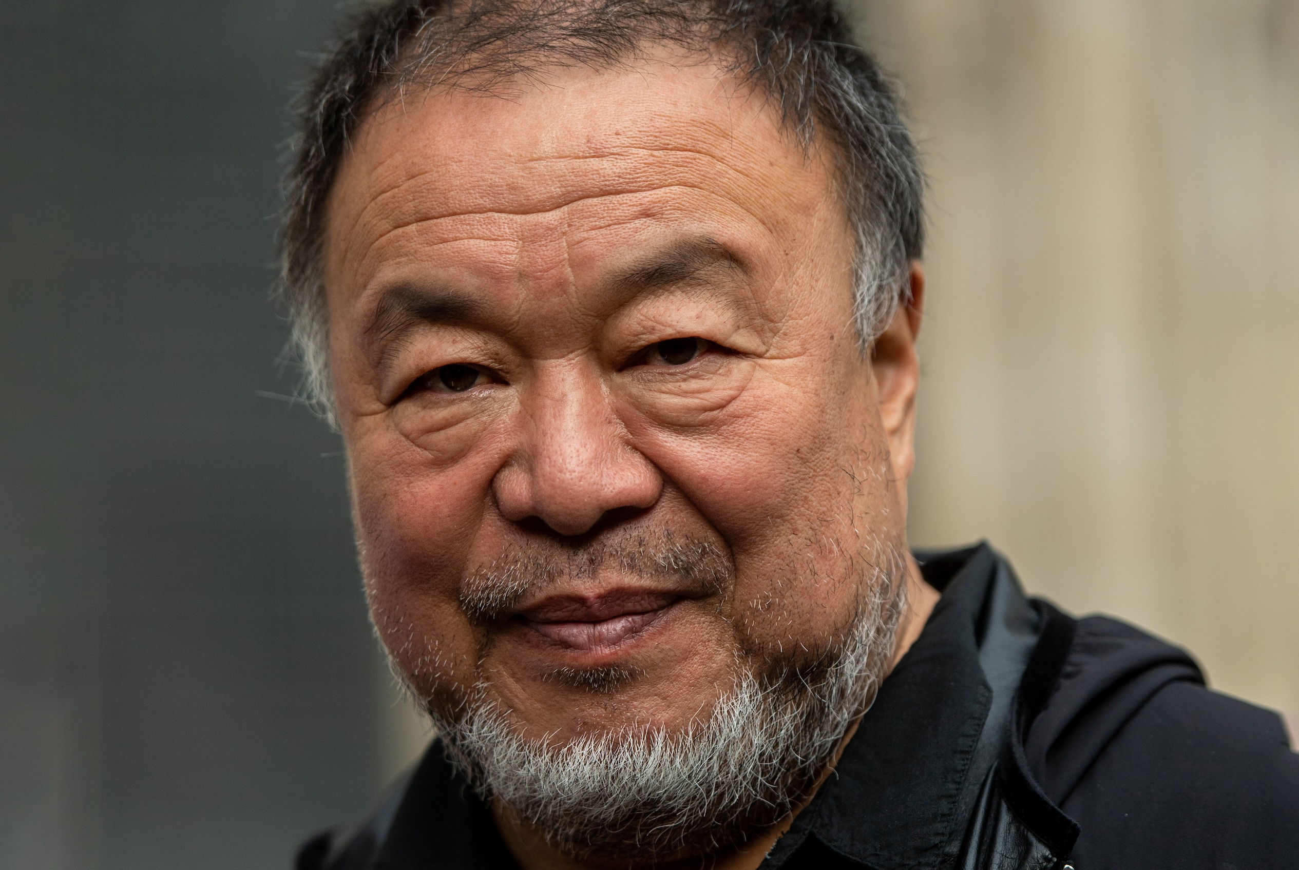 Kunstner og dissident Ai Weiwei er kjent for sin kamp for ytringsfriheten. Her er han fotografert utenfor et rettsmøte i London i oktober 2021, om hvorvidt britene kunne utlevere varsleren Julian Assange til USA. (Foto: Chris J. Ratcliffe/Getty.)