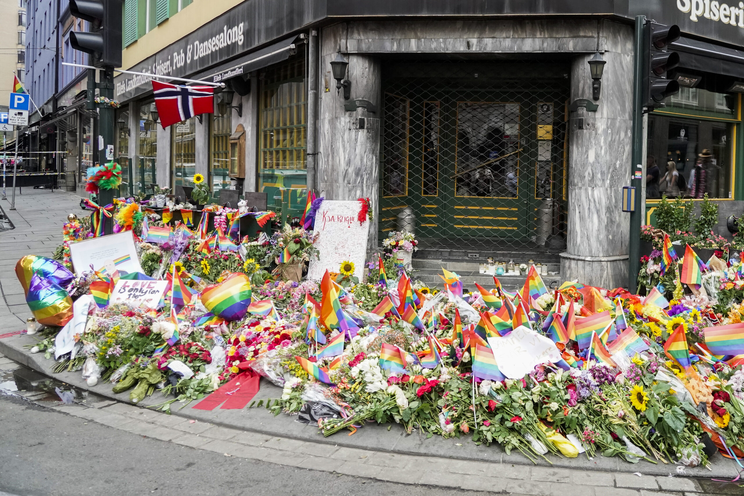 To personer ble skutt og drept mens en rekke andre ble skadd i masseskytingen 25. juni i fjor. (Foto: Terje Pedersen/NTB.)