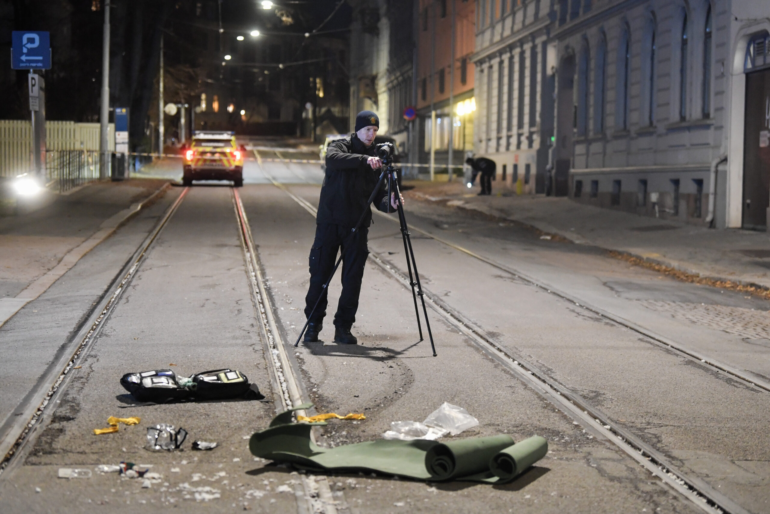 Oslo 20231126. Politiet undersøker stedet der en person ble alvorlig skadet etter å ha blitt påkjørt av en bil ved Solli plass i Oslo. (Foto: Annika Byrde/NTB.)