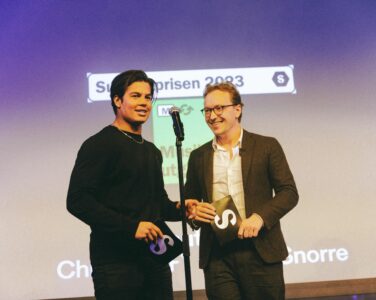 Cristian Brennhovd og snorre Klanderud delte ut prisen for Årets musikkutgivelse. (Foto: Håkon Paulsen.)