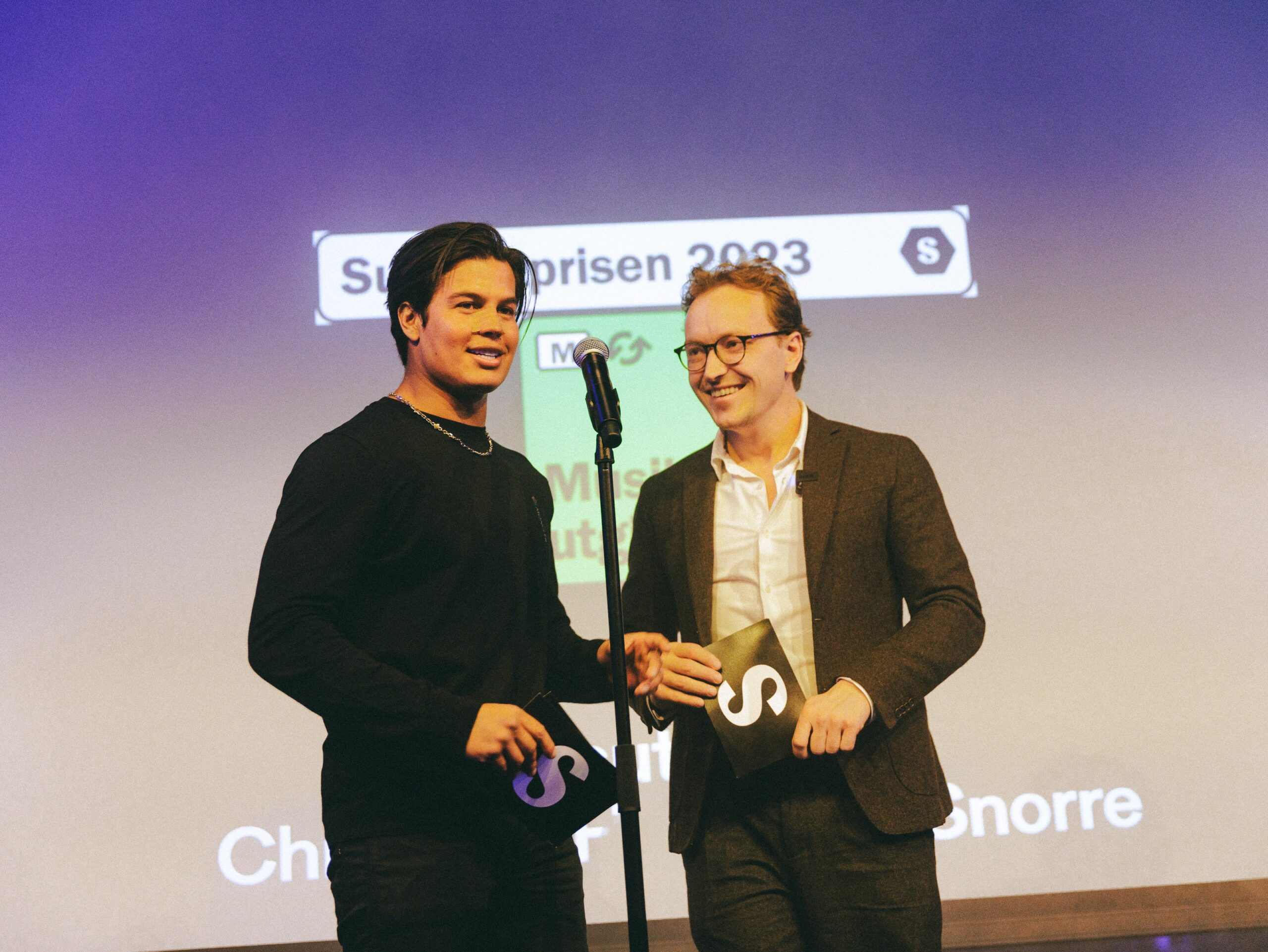 Cristian Brennhovd og snorre Klanderud delte ut prisen for Årets musikkutgivelse. (Foto: Håkon Paulsen.)