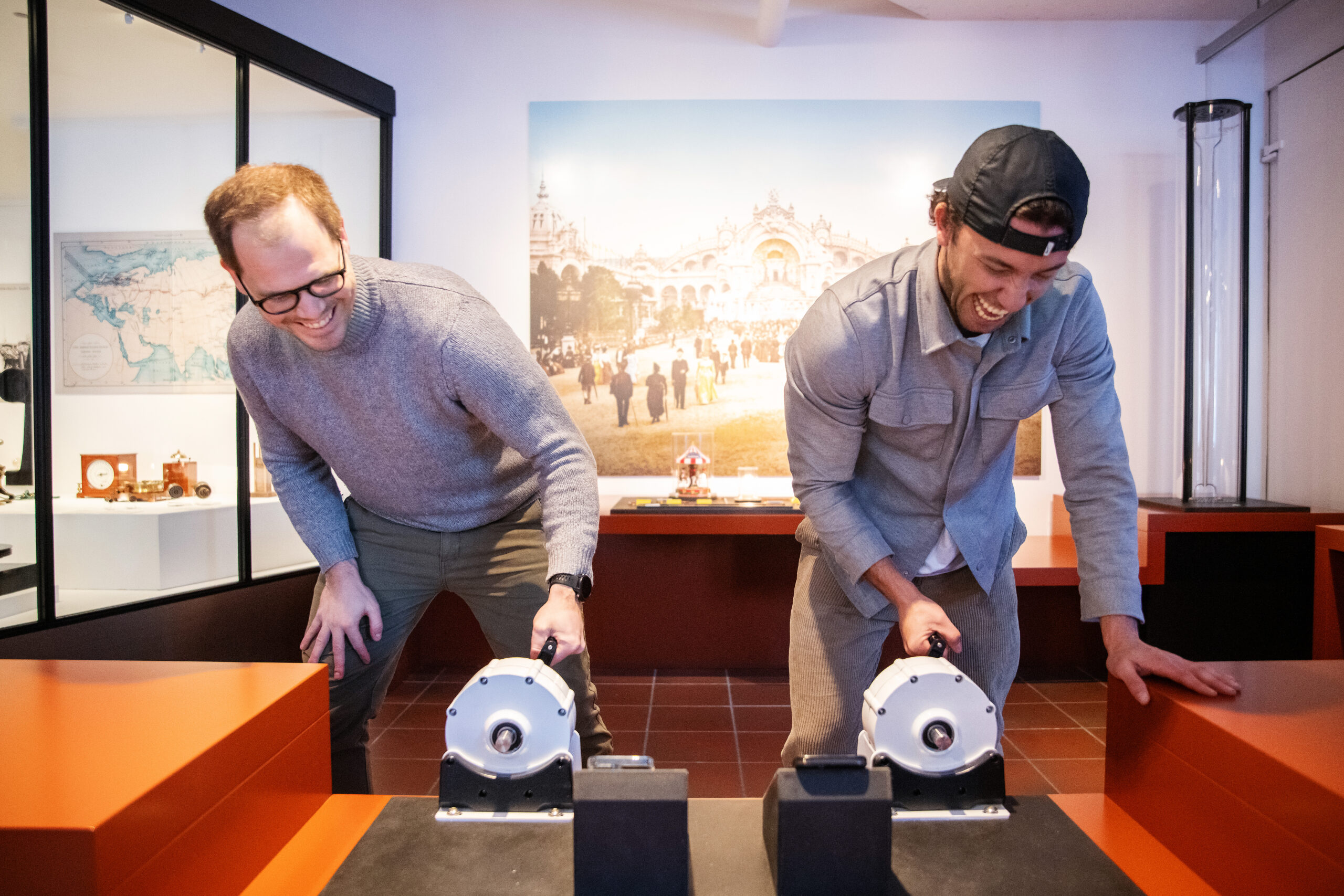 Gjester på Teknisk museum forsøker å lade telefonen med rå muskelkraft, i en ny utstilling om klimakrisen. (Foto: Gorm K. Gaare.)