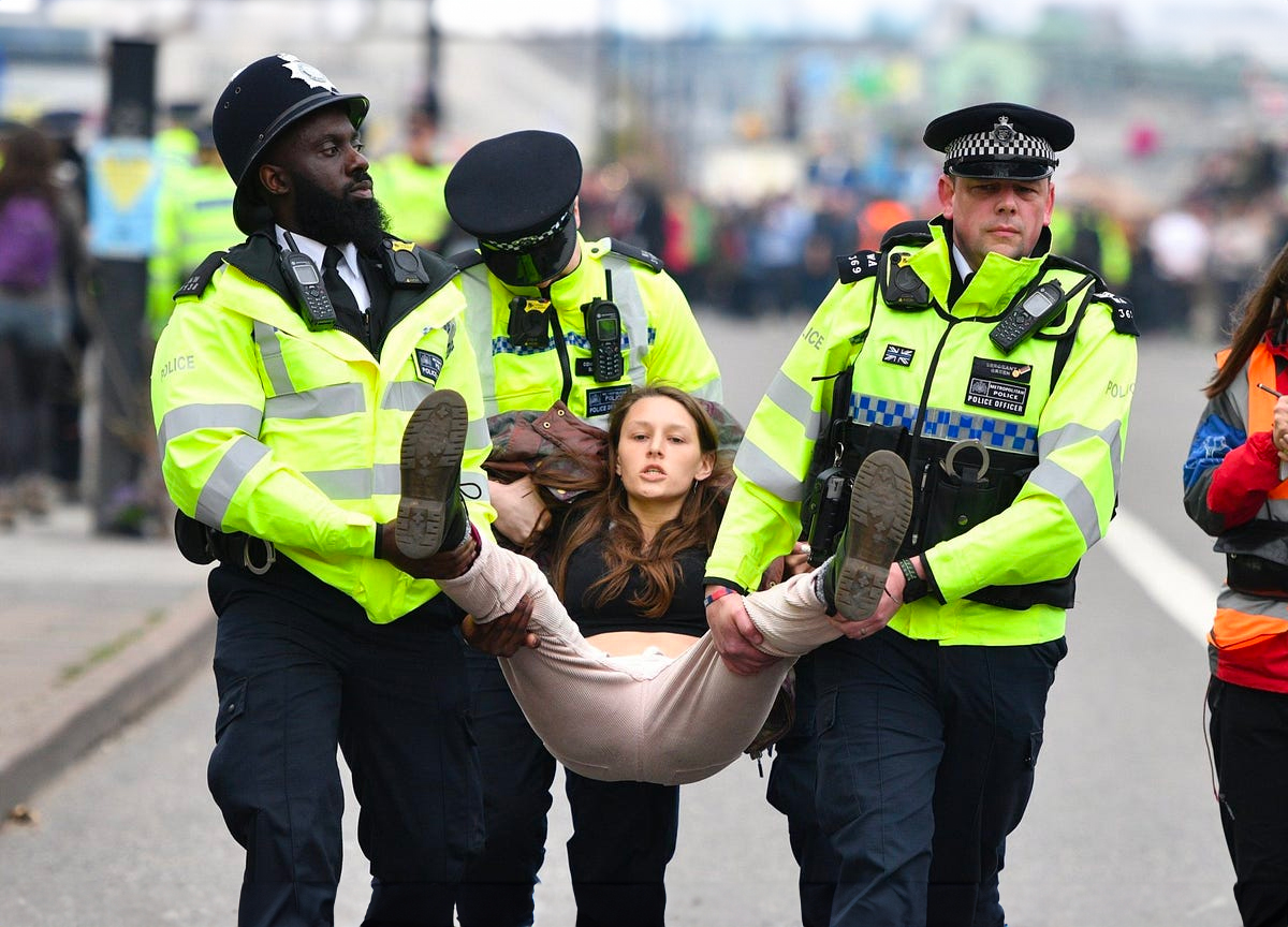 Klimaaktivister bæres bort etter en Extinction Rebellion-demonstrasjon i London. (Foto: Getty.)