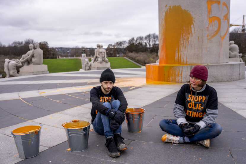 Oslo 20221118. Aksjonistene Joachim Skahjem og Anne Klenge fra Stopp oljeletinga har griset til Monolitten i Vigelandsanlegget. Foto: Javad Parsa / NTB