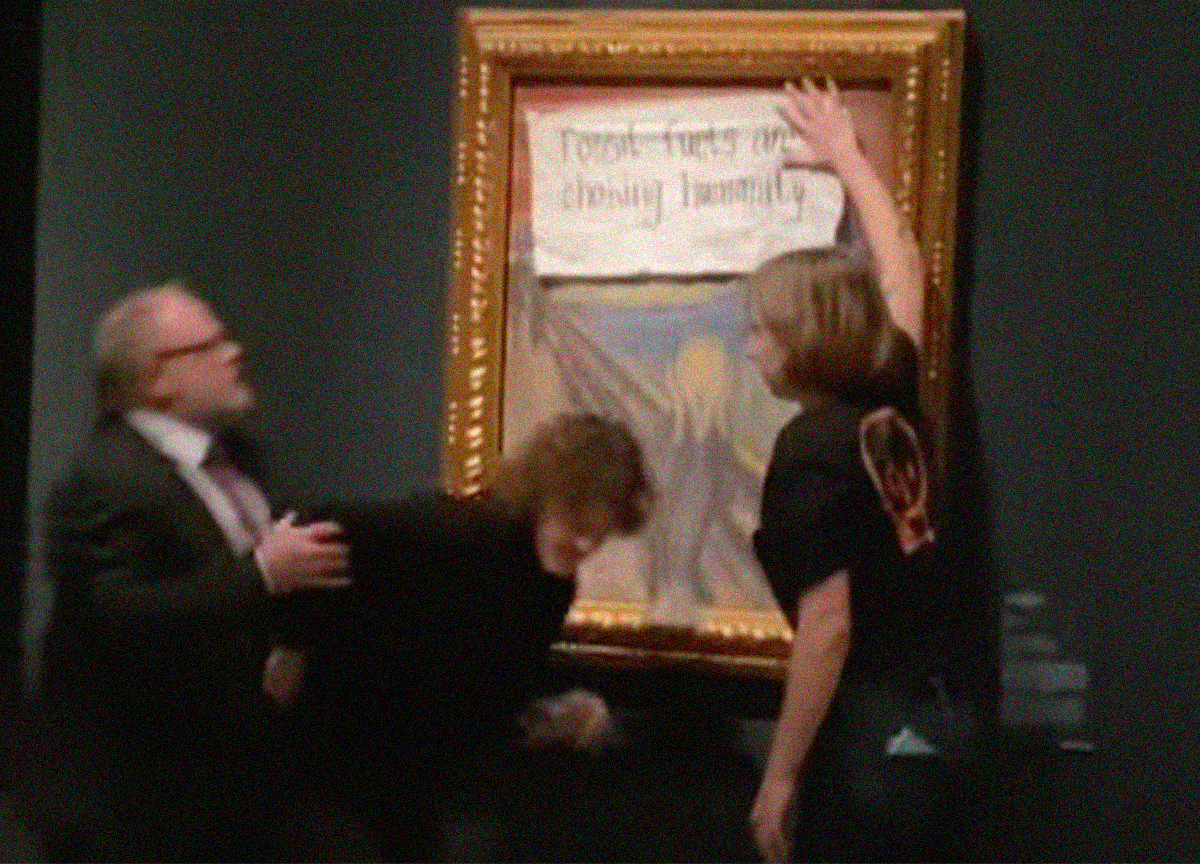 Prøvde å lime seg fast i «Skrik» av Edvard Munch på Nasjonalmuseet. (Skjermbilde: Stopp oljeletinga.) 1 25:18