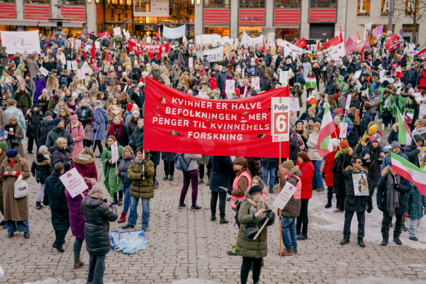 Oslo 20230308. Markeringen av den internasjonale kvinnedagen 8. mars på Youngstorget i Oslo. Parolen «Kvinner er halve befolkningen. Mer penger til kvinnehelseforskning». (Foto: Stian Lysberg Solum/NTB.)
